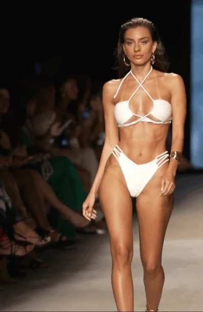 Dian Schwartz walking for Club L London