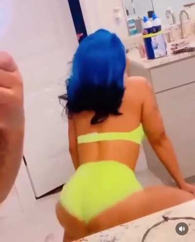 Jiggle action 🍑