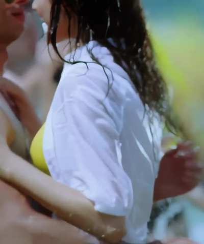 Anushka Sharma - Chaska Song Bikini Edit-Badmaash Company (2010)
