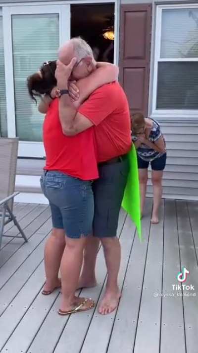A kidney transplant recipient meets the donor who saved his life