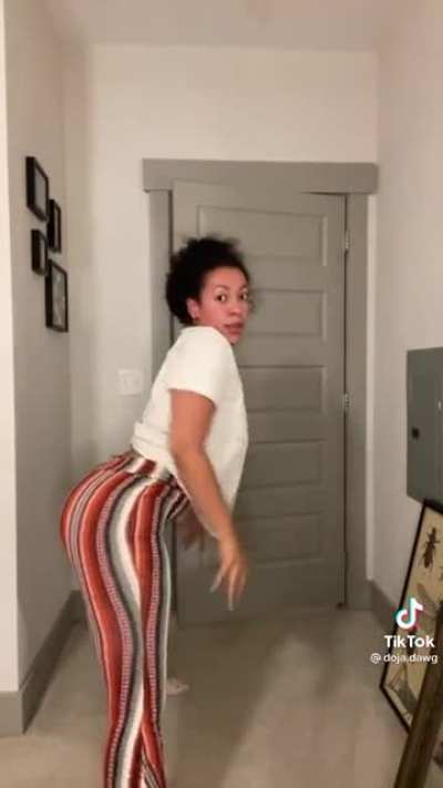 Soft & Jiggly No.183 ( Flares Queen) 😍🍑