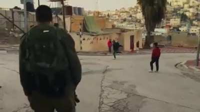 Israil askerleri vs Filistinli çocuklar