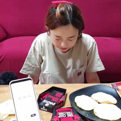 Tries eating the world's hottest chip and no food/drink for 5 minutes. Then finds out food/drink makes it worse and there's no way to stop the pain. (Long video)