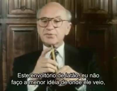 Neste excelente vídeo o economista Milton Friedman explica porque ninguém conseguiria fazer sozinho um lápis e como o mercado de trocas é a melhor forma de organização para o crescimento e desenvolvimento de um país.