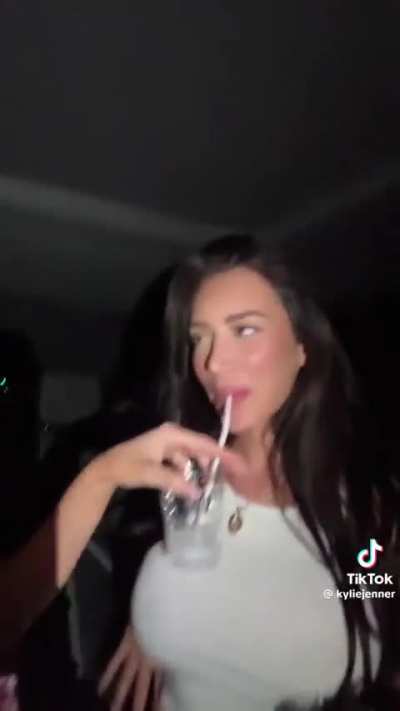Kylie & Stassie - TikTok Trend