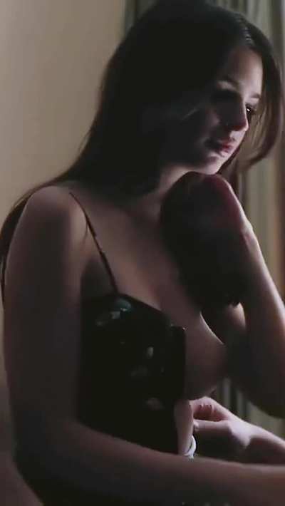Everyone wished to be Ben Affleck, when he sucked those puffy nipples of Emily Ratajkowski!