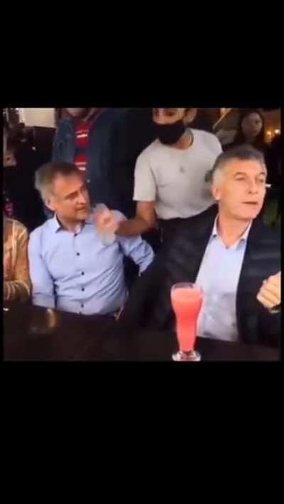 (robado) Mas alla de lo que dice de la heroina y el crack ¿alguien noto que al final del video tira un 