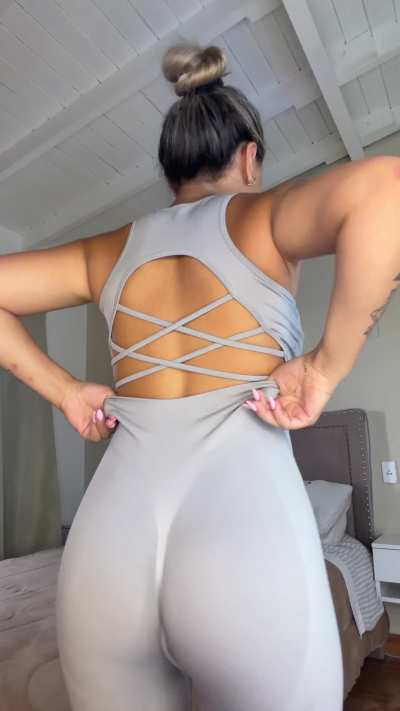 My peach looks perfect in this leggings