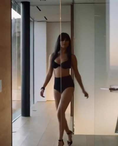 Let’s leave Selena Gomez body in layers of stale cum