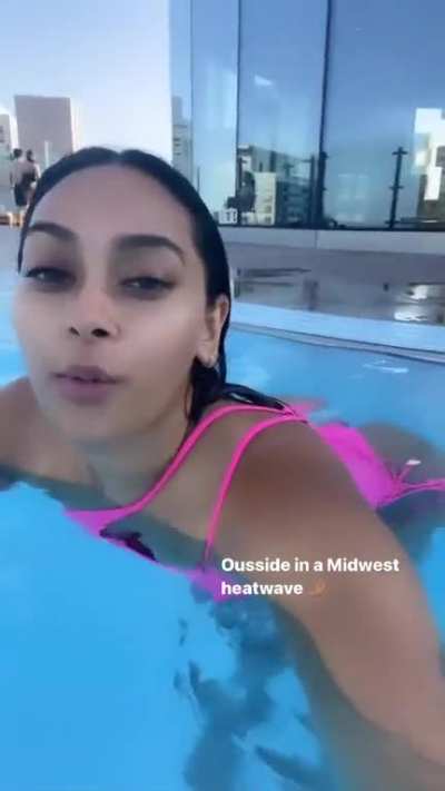 🍑👸🏻🤳🏽<wbr>👙