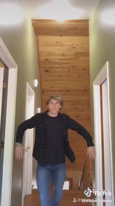 OMG he got distracted by a shoe how rAnDoM and qUiRkY