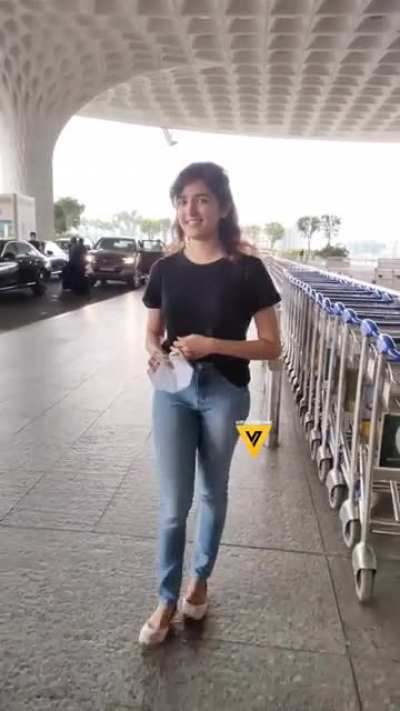 Shirley setia at airport in High resolution