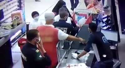 Egyptian citizen in Kuwait getting attacked and slapped by a Kuwaiti citizen.