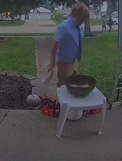 Now that its almost Halloween, heres a post i sent from last year. Wholesome video shows a kid that saw the bowl was empty so he put his own candy in for the next person (OC)