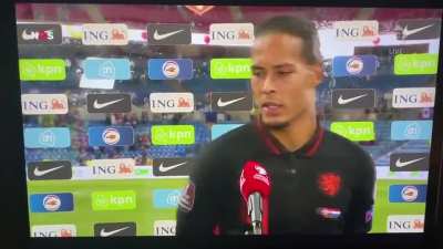 Weirdo interrupts VVD interview