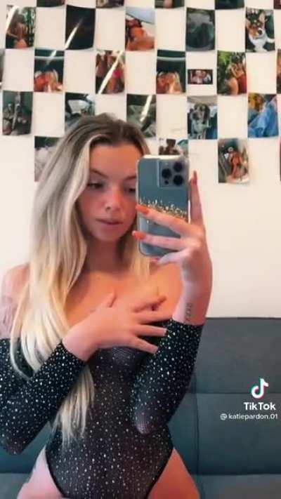 Ripe teen wants to flash her pink nips so bad 😄