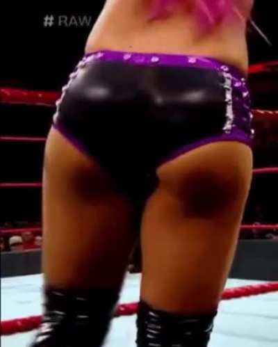 Alexa's ass needs attention 😍