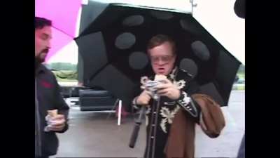 I stumbled upon this amazing behind the scenes it’s hilarious