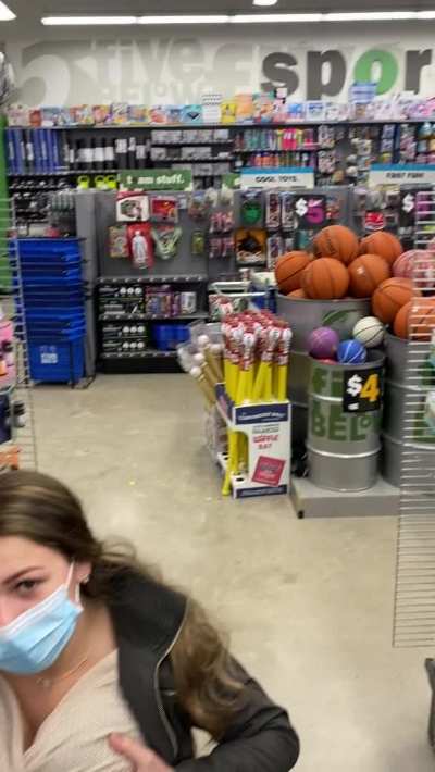 Public titty drop😜