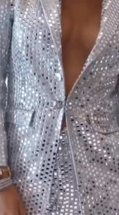 Braless Tits of Cocksleeve Kutti Sanon. Round Tits look allset to get Grabbed, Sucked and Chewed. Shameless Gutter ki Raand Saali