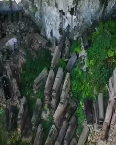 Mysterious cave found an incredible scene, all coffins, 1800 years ago