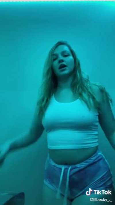 She thicc and she knows how to clap