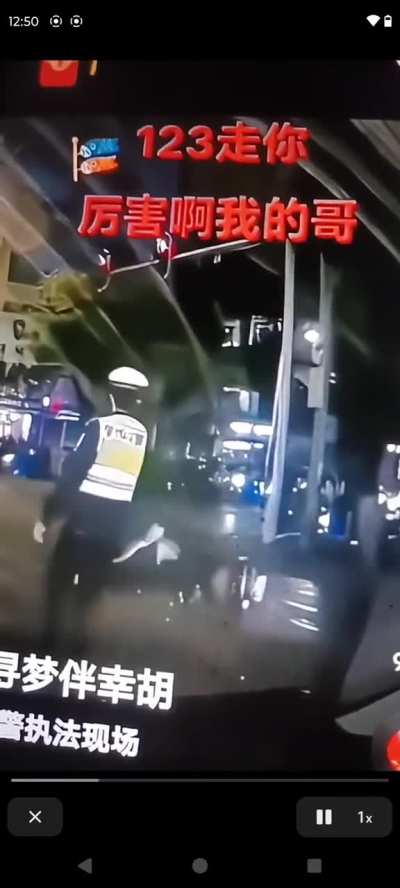 交警潇洒一<wbr>个回马枪，<wbr>摩托车倒地