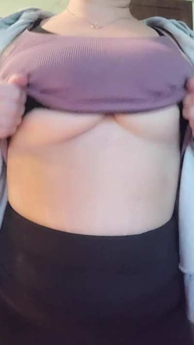 If you like soft, bouncy milf boobies I'm your girl 😏