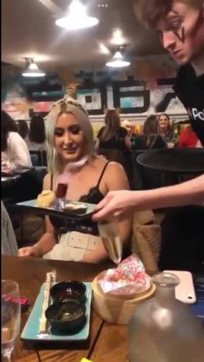 The waiter’s face tho