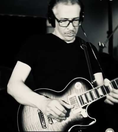 Here is ´Heres’, one of the guitarists who plays most faithfully like MK.