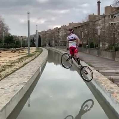 An impossible physics defying jump 😨 - Sergi Llongueras
