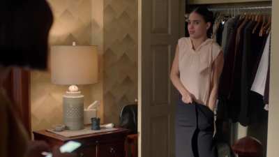 Getting dress in Vida (TV Series 2018– ) [S03E05]
