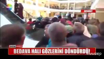 Şu müziği hangi izdihama koyarsan komedi oluyo aqske<wbr>jejdm<wbr>ididj<wbr>d