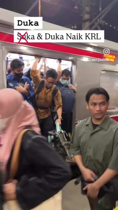 Menurut Komodos, apa solusi yang tepat untuk permasalahan commuting dan transportasi umum, jika melihat kejadian kecelakaan sebelumnya?
