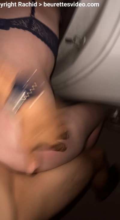 In the middle of the night, this Arab guy is fucking a White girl outside - Petite française se fait rebeued de nuit dans le parking