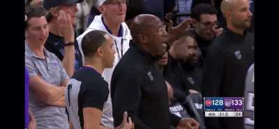 [Highlight] Kevin Huerter is elbowed in the face on an Alec Burks 3pt shot, foul called against Huerter