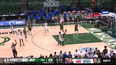 [Highlight] Kevin Durant drains the tough three pointer to put the nets up 3