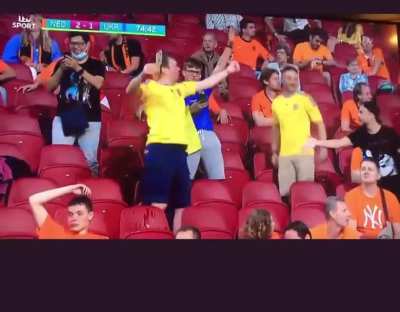 Dutch fan in the stands congratulating and handshaking a Ukraine fan after Yarmolenko’s gol
