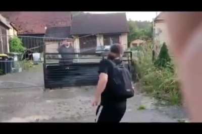 Drachenlord Schaufelwurf. Bei der Aktion hätte wirklich mal was passieren können... Und er heult rum wenn er nen Mini Kratzer an der Hand hat.