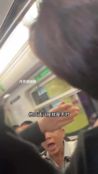 9月26日<wbr>，北京。小<wbr>姑娘坐爱心<wbr>座椅没给大<wbr>爷让座，被<wbr>大爷不停指<wbr>责。旁边一<wbr>小伙与他们<wbr>展开了讨论<wbr>…