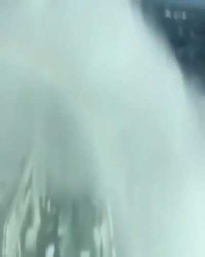 Massive Antarctican waves during a severe storm