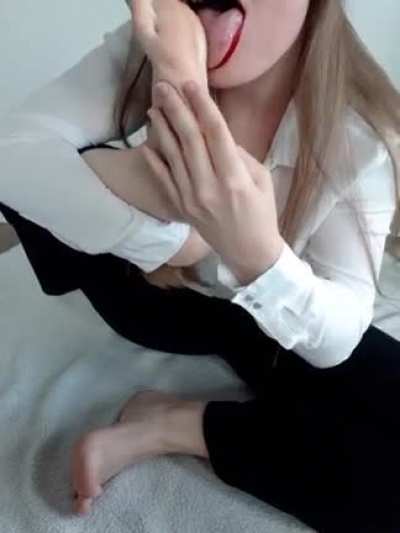 First time self worshipping, it makes my lipstick messy😳🦋