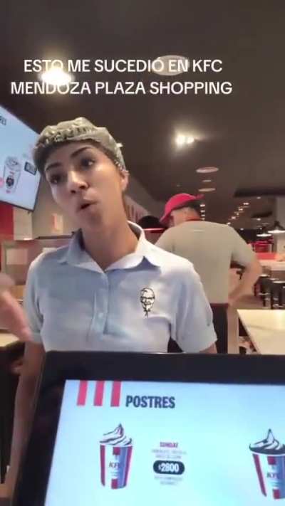Se negó a usar el tótem del KFC y amenazó a la empleada con denunciarla