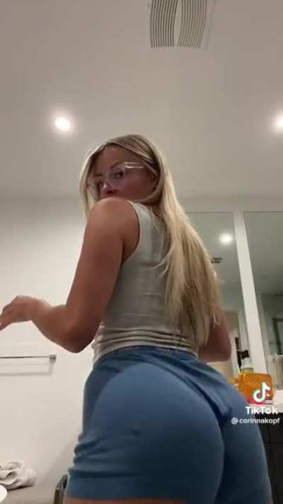 Booty shaking 🍑