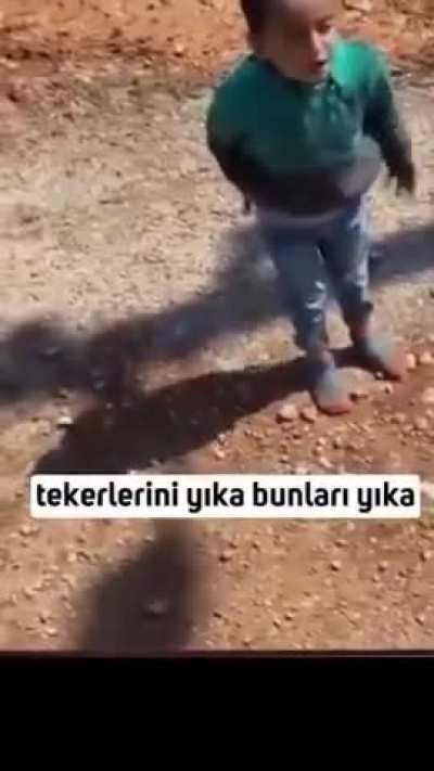 Zafer Partisi Muğla İl Başka<wbr>nlığı<wbr>, seçim döneminin fenom<wbr>enler<wbr>inden minik Arda’ya ulaşarak hediyeler verdi.