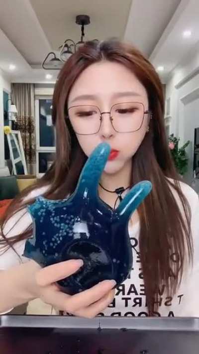 I know that someone won't think that this is cringe but the filter, it just make her face👽, and wtf is she eating???