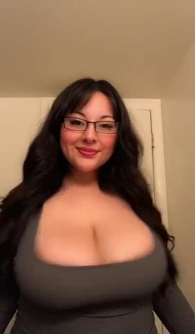 Big titty Hispanic girl with glasses 😊 26F