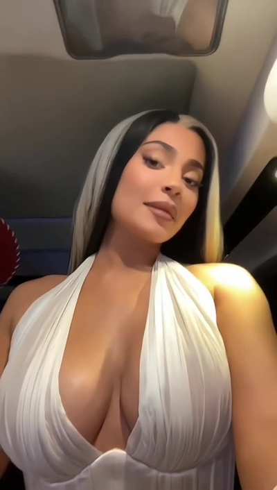 Kylie Jenner mommy milkers 🍼