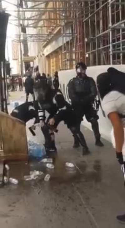 Now the police is committing war crimes #Hydr<wbr>oLive<wbr>sMatt<wbr>er