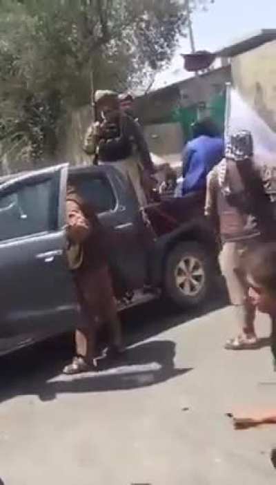 Brave Afghan women continue their protest against the restrictions imposed on them despite being threatened by armed Talibani men. Feminismo é isso aí, lutar por melhores direitos, e não ficar mostrando os peitos na rua.